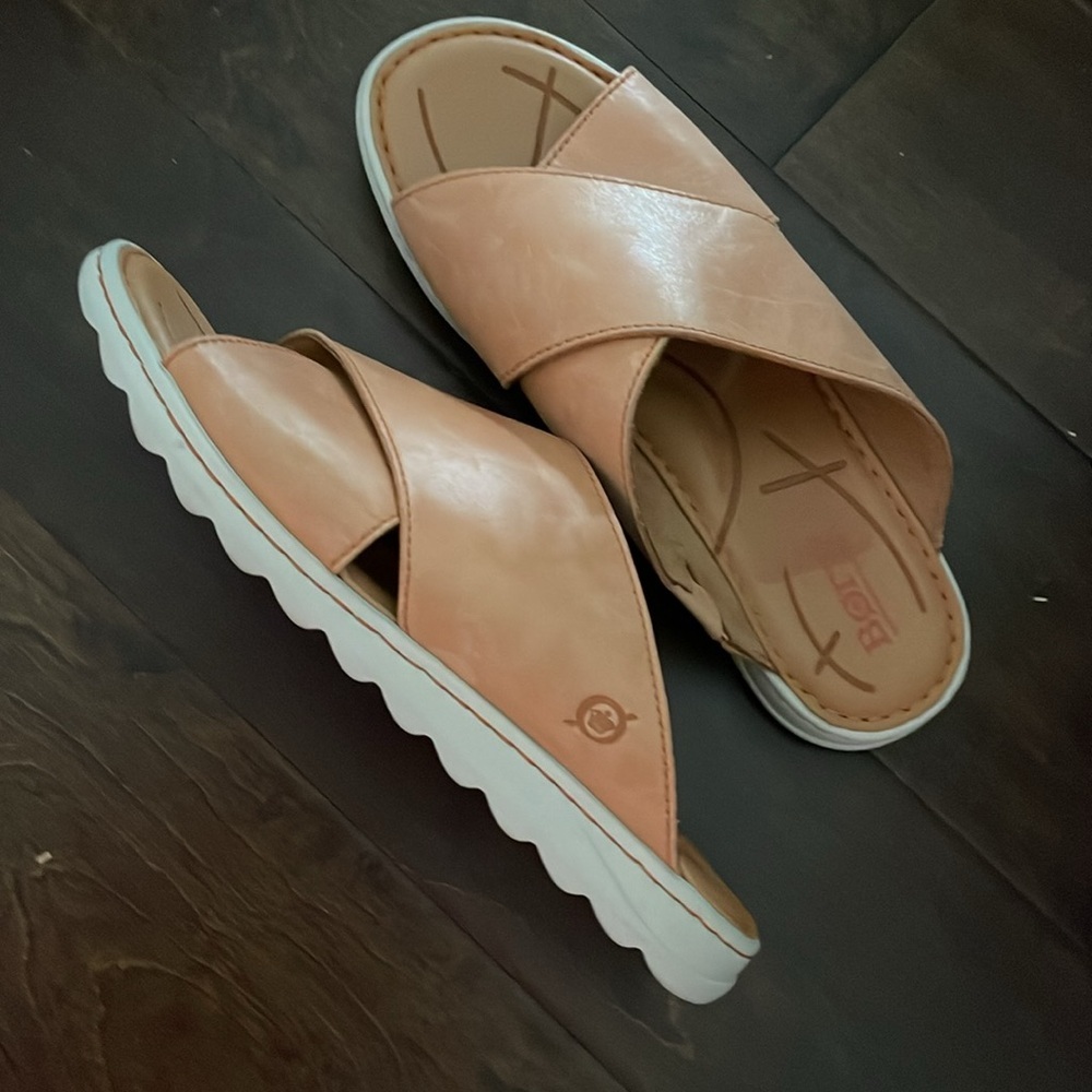 Born SlideOn Mule Sandals Women Size 9M Tan Leather Cross-Strap Design Normcore